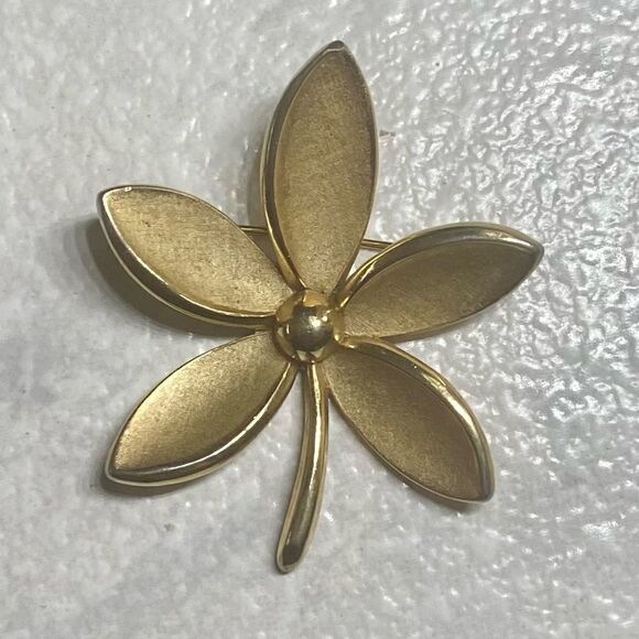 Vintage Trifari Flower Brooch - Picture 1 of 2